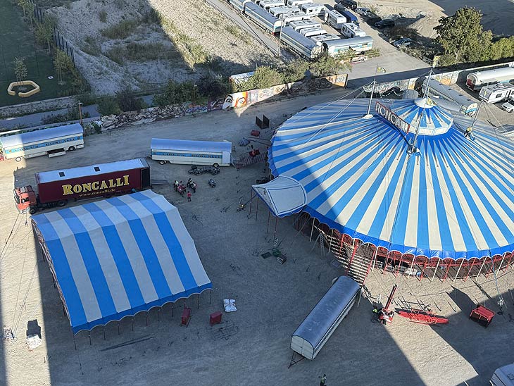 Roncalli - Aufbau des Zeltes am 06.10.2023 im Werksviertel-Mitte (©Foto:Martin Schmitz)